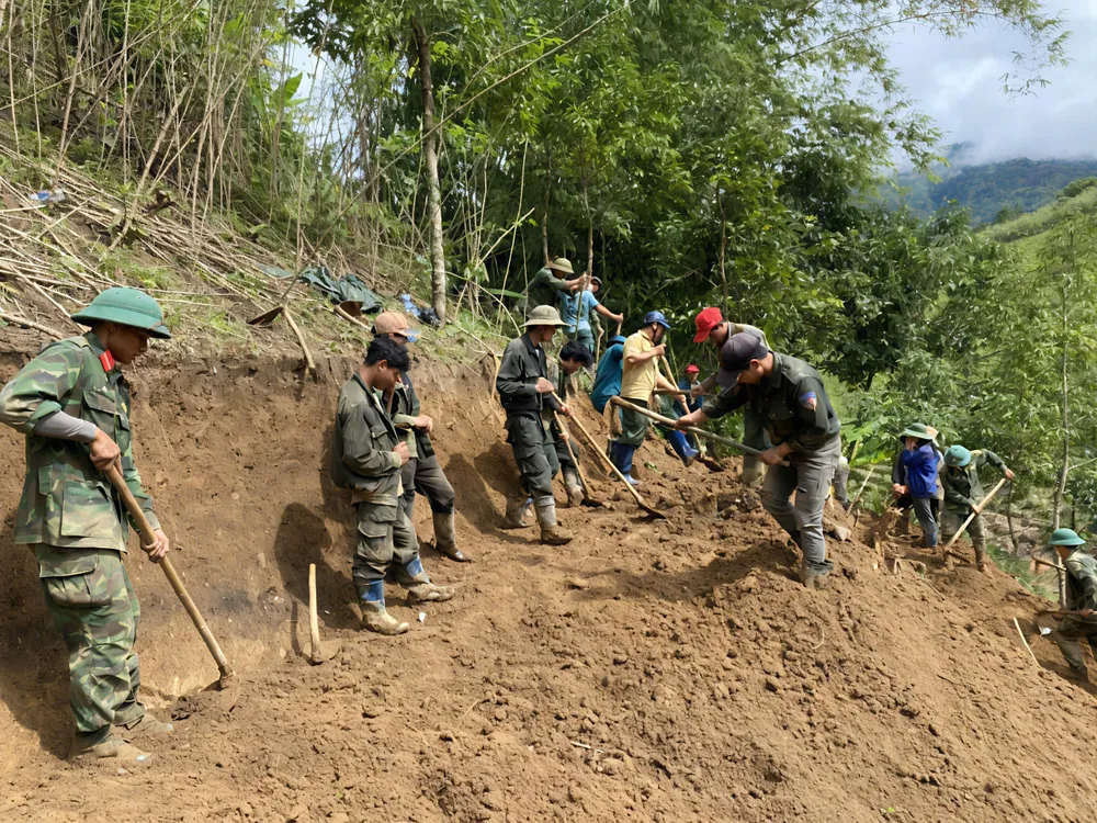 Người dân cùng lực lượng quân đội tham gia khắc phục sạt lở ở Quảng Ngãi 