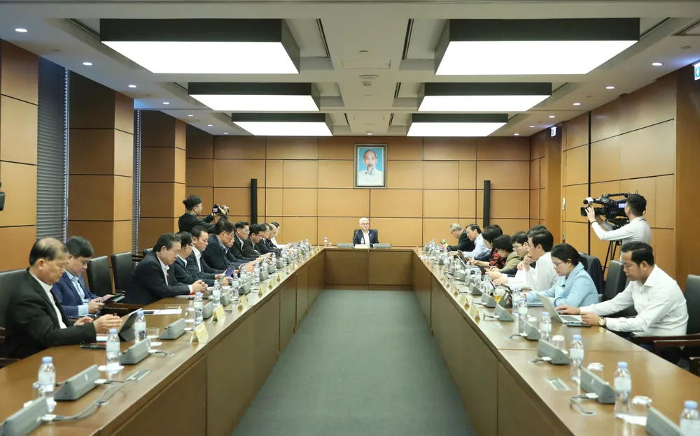 Đoàn đại biểu Quốc hội TPHCM thảo luận tại tổ sáng 3-11. Ảnh: QUANG PHÚC