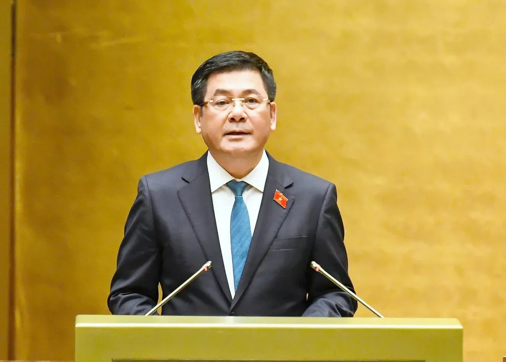 ộ trưởng Bộ Công thương Nguyễn Hồng Diên trình bày tờ trình dự án Luật Thương mại điện tử, sáng 3-11. Ảnh QUANG PHÚC.jpg