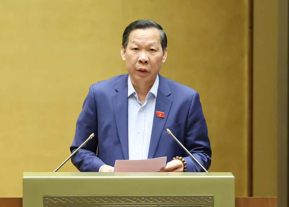 Chủ nhiệm Ủy ban Kinh tế và Tài chính của Quốc hội Phan Văn Mãi trình bày báo cáo thẩm tra về dự án Luật Đầu tư (sửa đổi), sáng 11-11. Ảnh: QUANG PHÚC