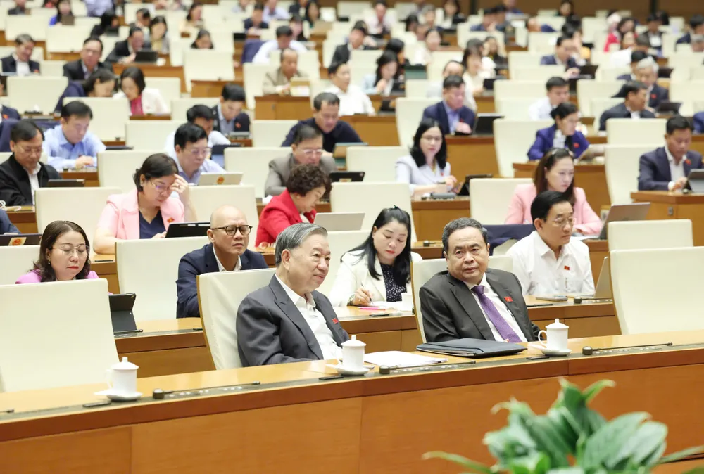 Tổng Bí thư Tô Lâm và Chủ tịch Quốc hội Trần Thanh Mẫn cùng các đại biểu dự phiên họp Quốc hội sáng 11-11. Ảnh: QUANG PHÚC