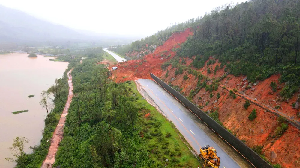 Sạt lở gây chia cắt giao thông trên tuyến đường ven biển tỉnh Hà Tĩnh
