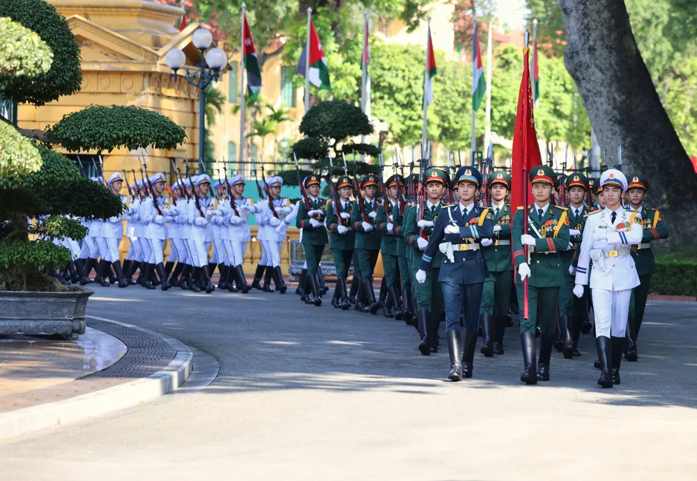 Chủ tịch nước Lương Cường chủ trì lễ đón và hội đàm với Quốc vương Vương quốc Hashemite Jordan Abdullah II Ibn Al Hussein, chiều 12-11. Ảnh QUANG PHÚC.jpg