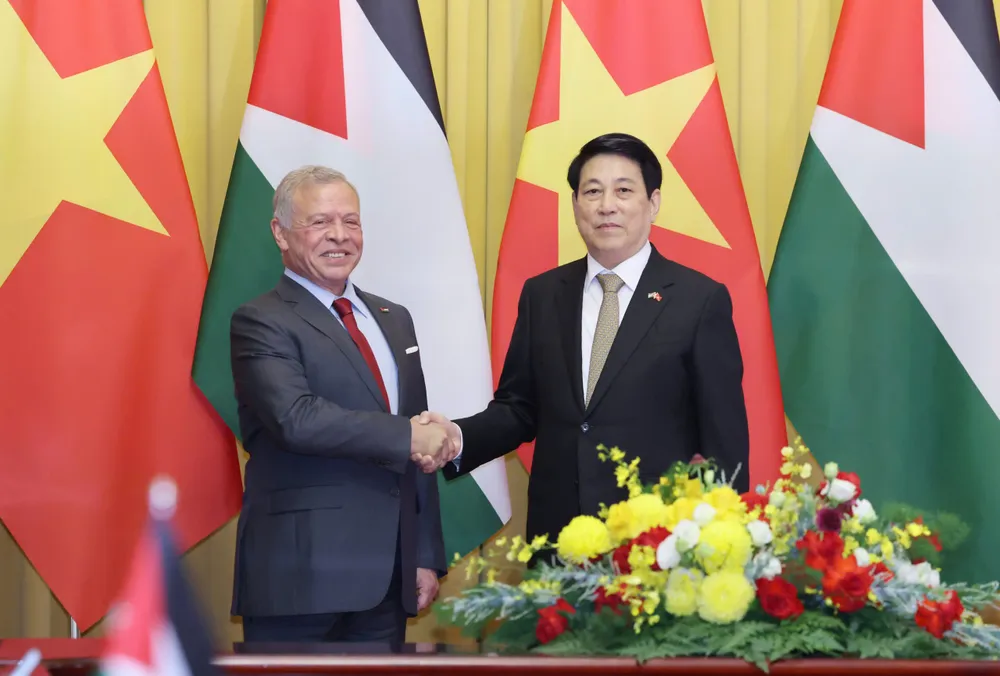 Chủ tịch nước Lương Cường và Quốc vương Abdullah II Ibn Al Hussein chụp ảnh chung trước khi tiến hành hội đàm, chiều 12-11. Ảnh: QUANG PHÚC