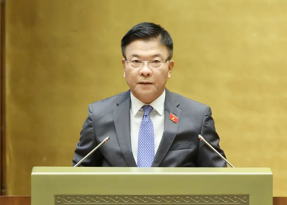 Phó Thủ tướng Lê Thành Long trình bày dự thảo Nghị quyết về dự toán ngân sách nhà nước năm 2026, chiều 13-11. Ảnh: QUANG PHÚC