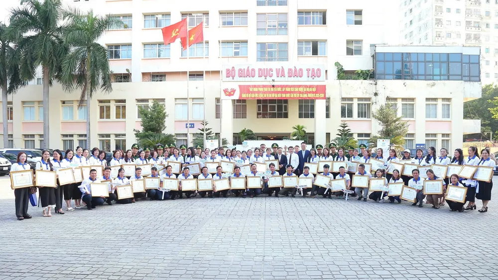 ặp mặt, tuyên dương 80 nhà giáo tiêu biểu tham gia Chương trình Chia sẻ cùng thầy cô 2025.jpg