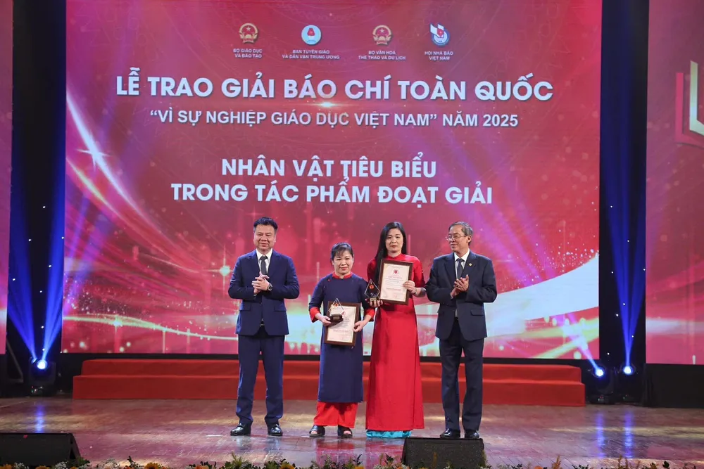 Trao giải nhân vật tiêu biểu.jpg