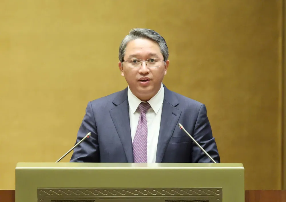 Bộ trưởng Bộ Tư pháp Nguyễn Hải Ninh trình bày tờ trình dự thảo nghị quyết, sáng 17-11. Ảnh: QUANG PHÚC