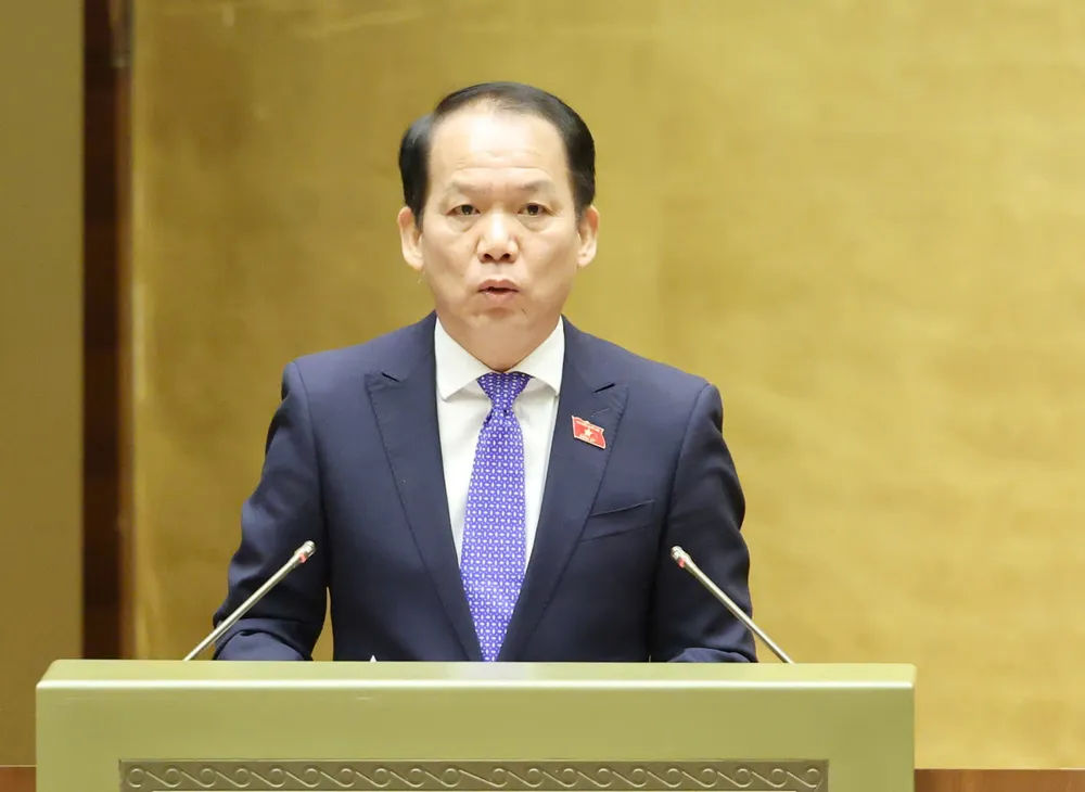 Chủ nhiệm Ủy ban Pháp luật và Tư pháp của Quốc hội Hoàng Thanh Tùng trình bày báo cáo thẩm tra về các dự án luật, sáng 26-11. Ảnh QUANG PHÚC.jpg