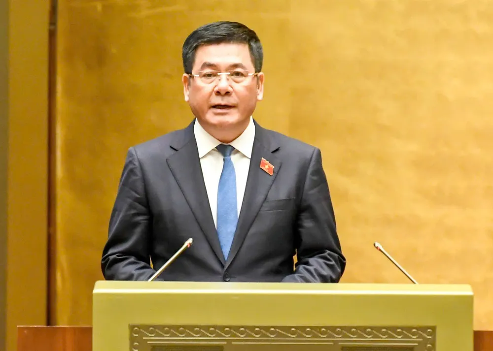 Bộ trưởng Bộ Công thương Nguyễn Hồng Diên trình bày tờ trình. Ảnh: VIẾT CHUNG