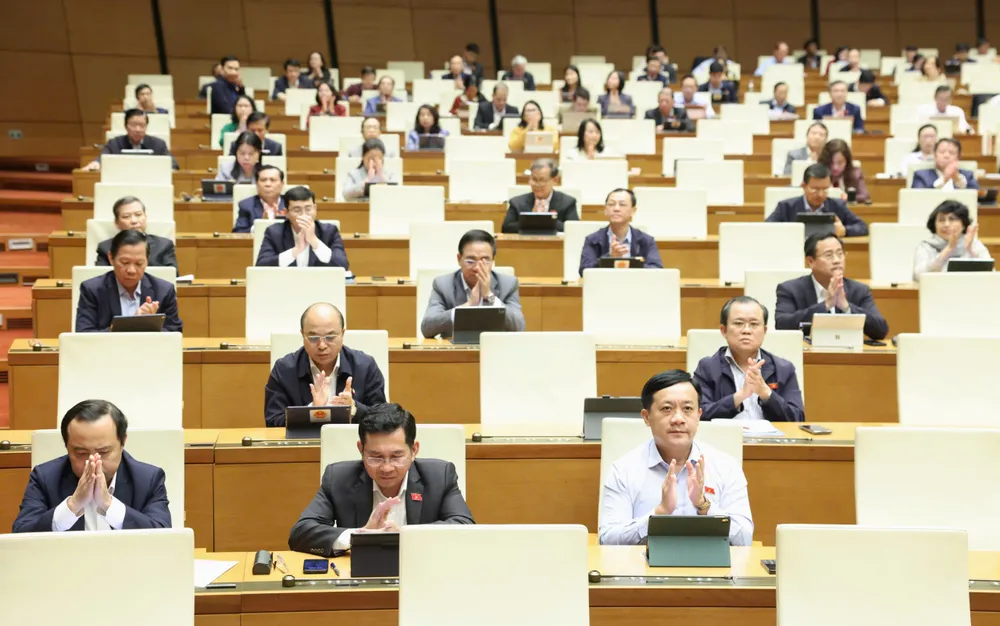 Đại biểu Quốc hội biểu quyết thông qua các luật, chiều 5-12. Ảnh QUANG PHÚC.jpg