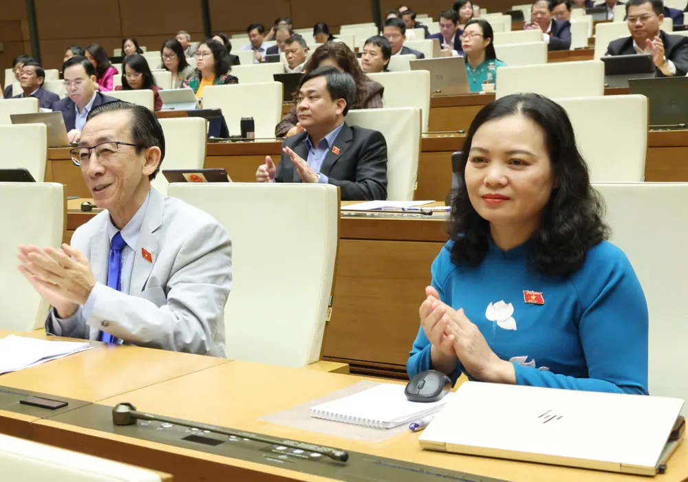 សមាជិករដ្ឋសភាបានអនុម័តសេចក្តីសម្រេចមួយនៅព្រឹកថ្ងៃទី១១ ខែធ្នូ។ រូបថត៖ ក្វាងភូក 1.jpg