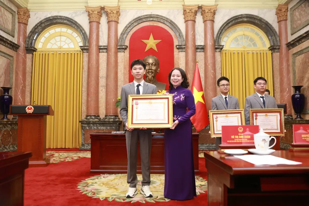 Phó Chủ tịch nước Võ Thị Ánh Xuân trao Huân chương Lao động cho học sinh