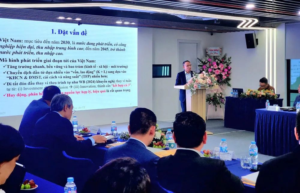 TS Cấn Văn Lực, chuyên gia Kinh tế trưởng BIDV & Thành viên Hội đồng tư vấn chính sách của Thủ tướng Chính phủ trình bày tham luận tại diễn đàn. Ảnh HÀ NGUYỄN.jpg