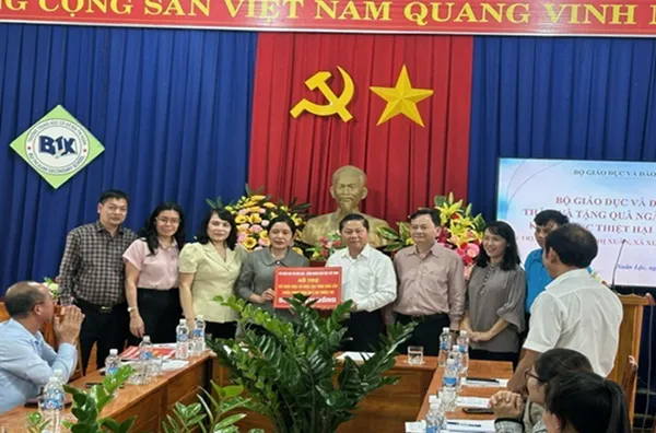 Bộ Giáo dục và Đào tạo và Công đoàn Giáo dục Việt Nam trao hỗ trợ cho Sở Giáo dục và Đào tạo tỉnh Đắk Lắk.png
