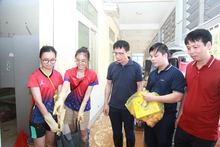 Chủ tịch Công đoàn Giáo dục Việt Nam Nguyễn Ngọc Ân (giữa) thăm hỏi sinh viên ở Đại học Thái Nguyên chịu ảnh hưởng do mưa lũ