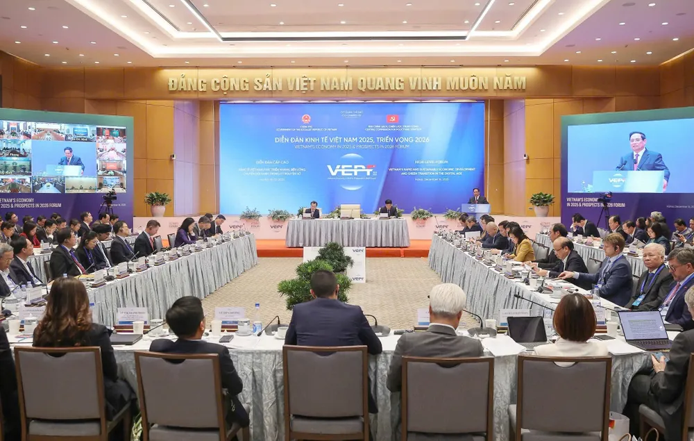 Thủ tướng Phạm Minh Chính phát biểu tại Diễn đàn Kinh tế Việt Nam 2025, triển vọng 2026, chiều 16-12. Ảnh VIẾT CHUNG.jpg
