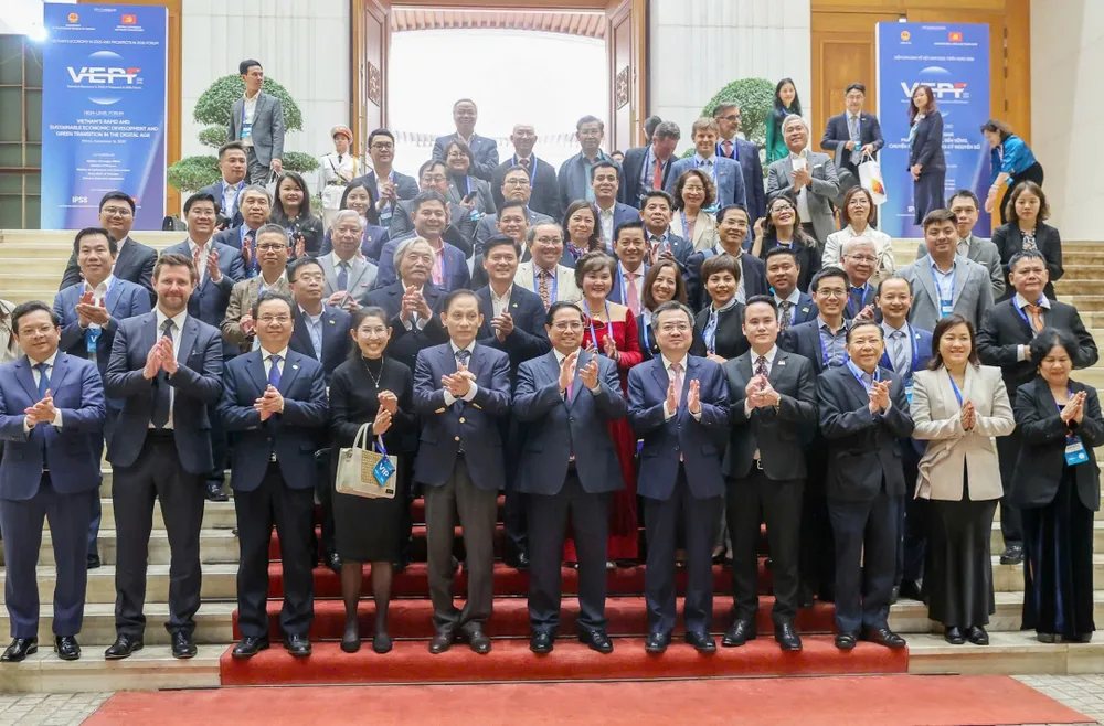 Thủ tướng Phạm Minh Chính và các đại biểu dự Diễn đàn Kinh tế Việt Nam 2025, triển vọng 2026, chiều 16-12. Ảnh VIẾT CHUNG.jpg