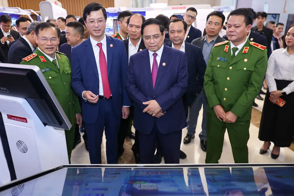 hủ tướng Chính phủ Phạm Minh Chính tham quan các gian Triển lãm tại Hội nghị..jpg