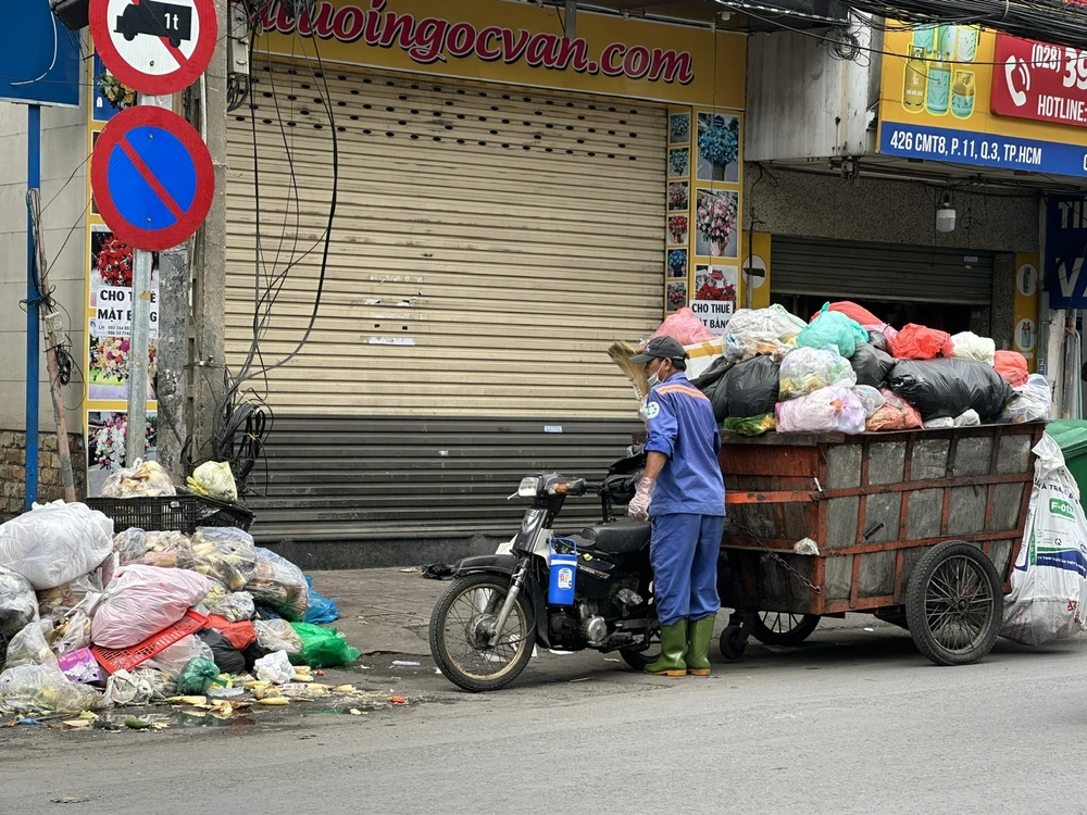 Đơn vị thu gom rác thải sinh hoạt trên địa bàn quận 3, TPHCM. Ảnh: THANH HIỀN chất thải nguy hại.jpg