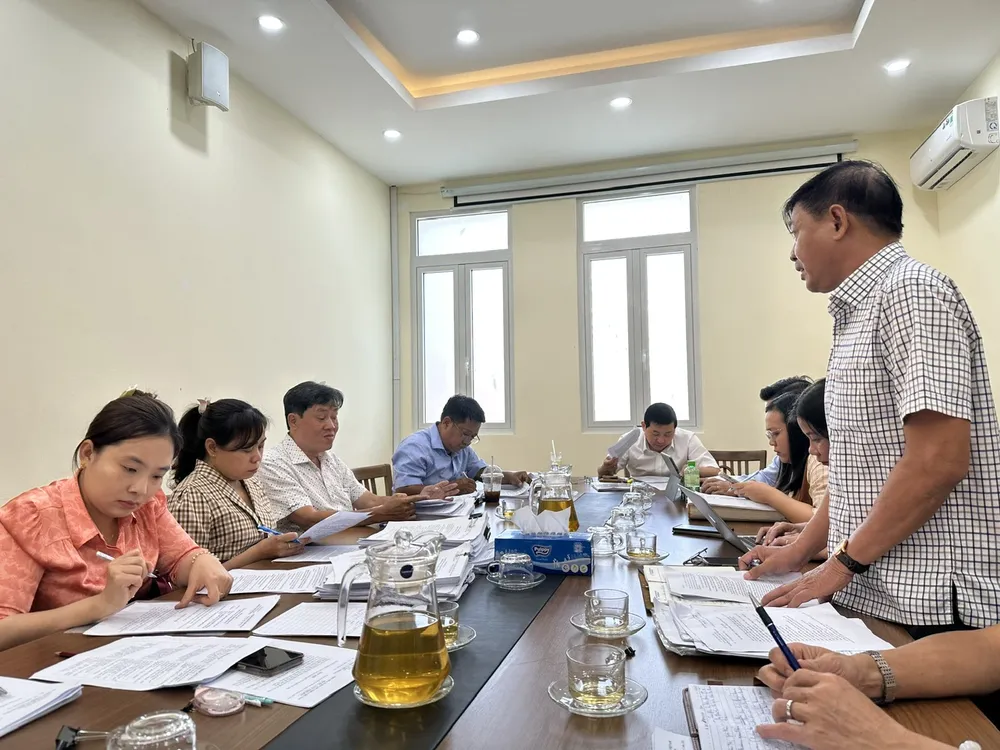 Tổ Công tác 5013 làm việc với chủ đầu tư dự án nhà ở tại TPHCM. Ảnh: THANH HIỀN cap so hong-h1.jpg
