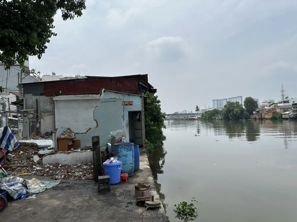 Một số căn nhà tại dự án cải tạo bờ Bắc Kênh Đôi (quận 8, TPHCM cũ) đã bàn giao mặt bằng. Ảnh: Thanh Hiền vuong giay tay-h2.jpg