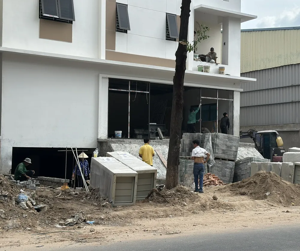 Công trình xây dựng nhà cao tầng tại hẻm đường Phan Văn Trị, phường 1, quận Gò Vấp, TPHCM. Ảnh: THANH HIỀN bo giay phep xay dung-h2.jpg