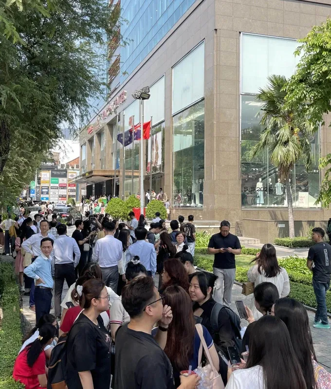 Nhiều người làm việc trong tòa nhà Vincom Đồng Khởi, quận 1, TPHCM, chạy ra khỏi tòa nhà sau dư chấn động đất tại Myanmar. Ảnh: HOÀNG HÙNG dong-dat.jpg