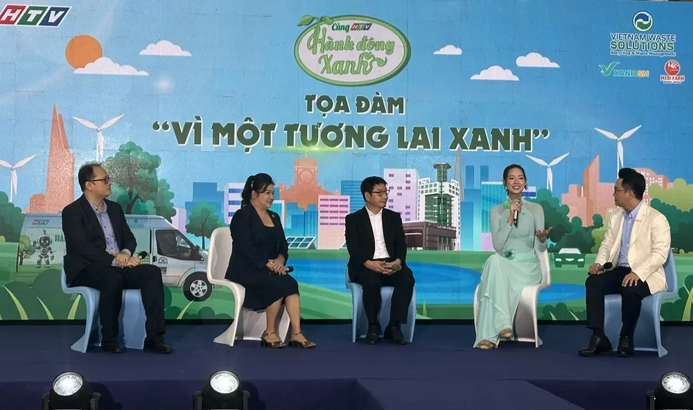 Các khách mới chia sẻ câu chuyện chuyển đổi xanh. Ảnh: THANH HIỀN moi-truong-h2.jpg
