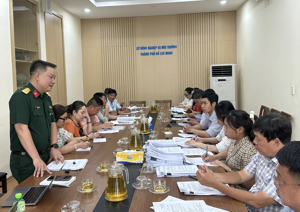 Đại diện Ban Dự án 98 báo cáo tại buổi làm việc. Ảnh: Thanh Hiền k26 duong quang ham.jpg