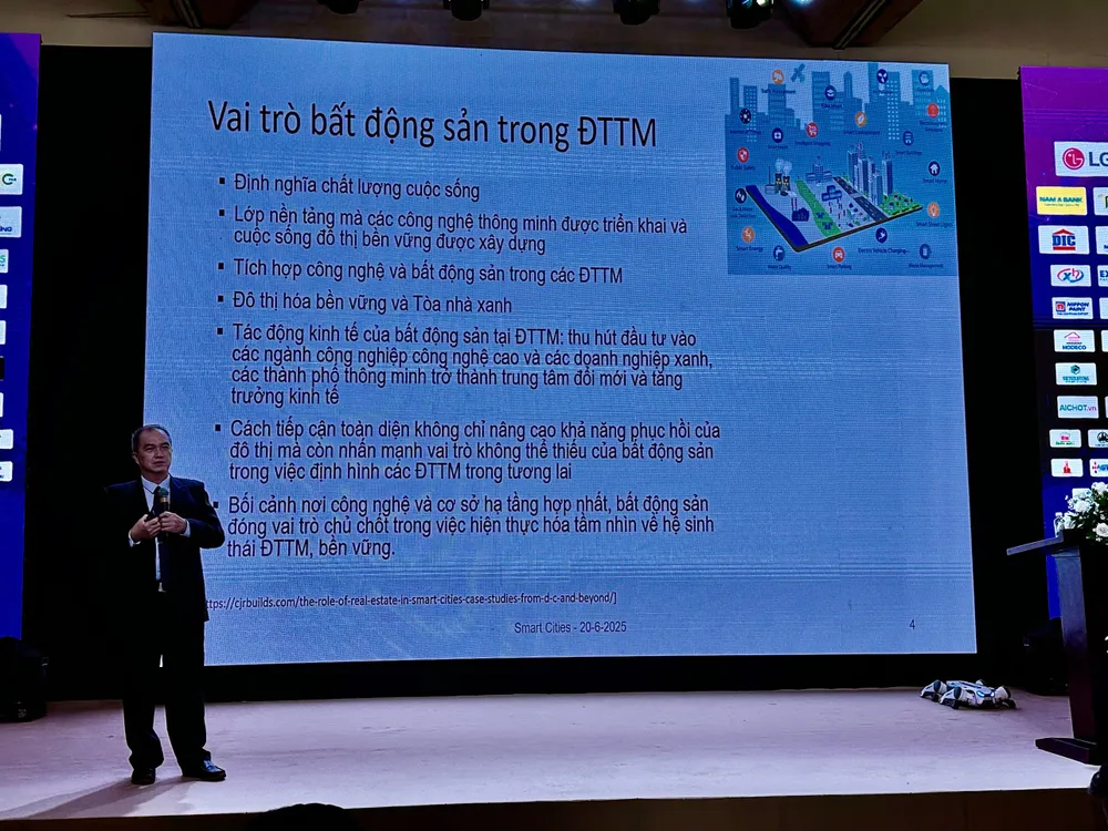 PGS-TS Thoại Nam, Giám đốc Trung tâm kỹ thuật Điện toán (Trường Đại học Bách khoa TPHCM) chia sẻ tại buổi tọa đàm. Ảnh: Thanh Hiền 38f2d8e7f8e54fbb16f4.jpg