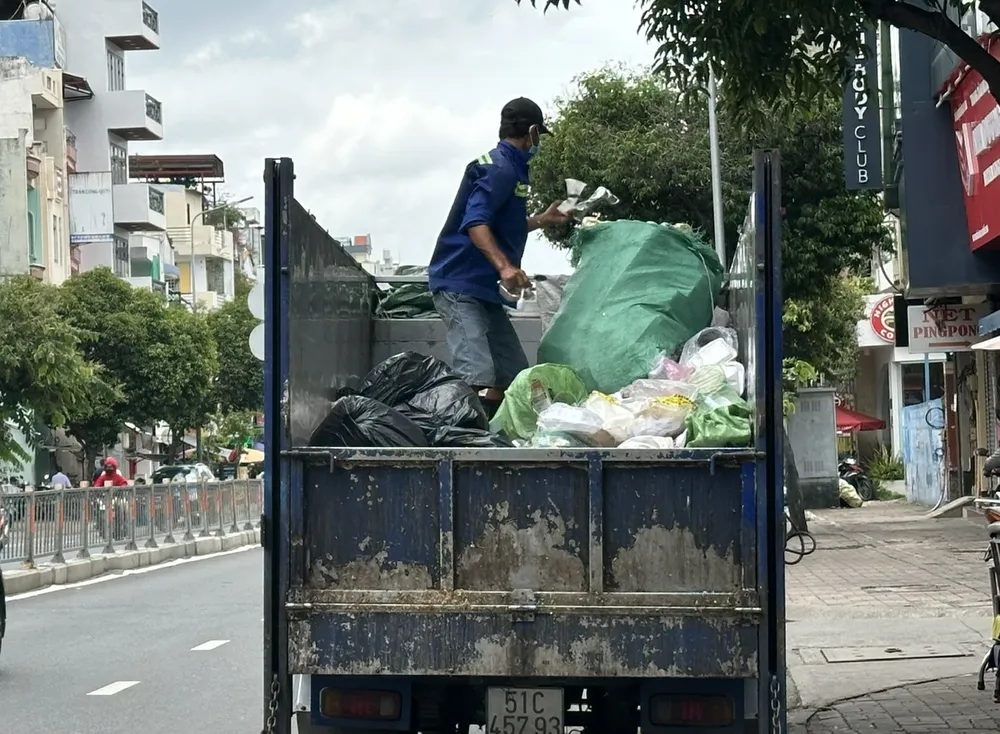 A household waste collection unit is collecting garbage on Nguyen Thai Son Street, Go Vap District. Photo: THANH HIEN phan loai rac.jpg
