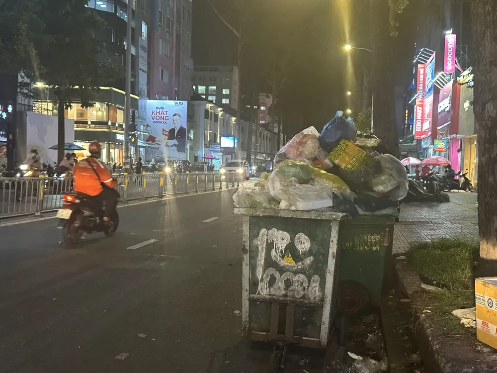Rác thải sinh hoạt được tập kết trên đường Nguyễn Thị Minh Khai, quận 3. Ảnh: THANH HIỀN quan ly rac thao-h1.jpg