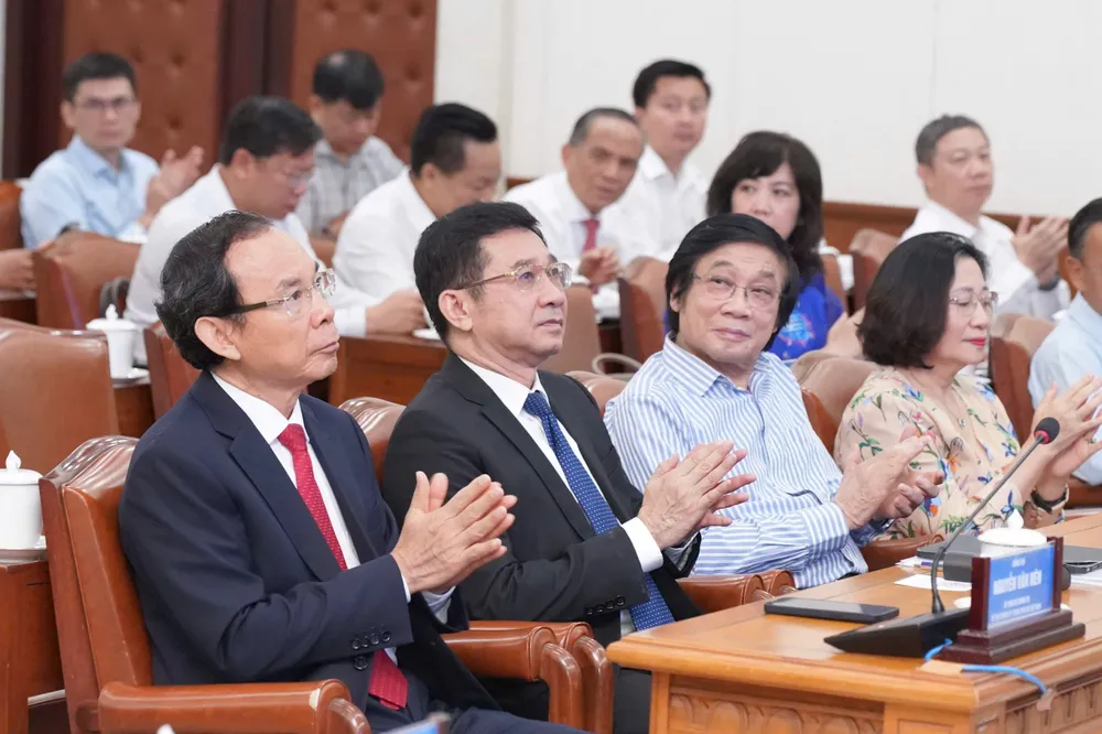 Bí thư Thành ủy TPHCM Nguyễn Văn Nên cùng lãnh đạo TPHCM tham dự hội nghị. Ảnh: HOÀNG HÙNG