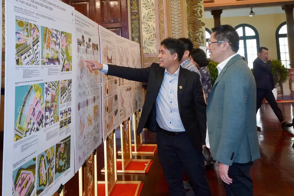 Các đại biểu tham gia hội nghị xem đồ án điều chỉnh quy hoạch. Ảnh: HOÀNG HÙNG quy hoạch -h3.jpg