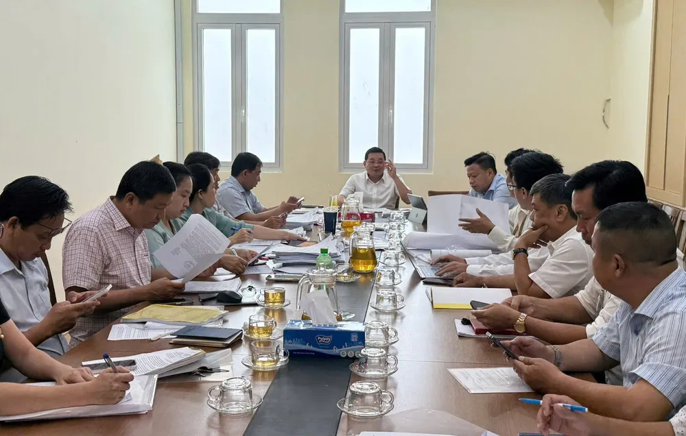 Tại buổi làm việc ngày 25-6, Tổ Công tác 5013 đã tháo gỡ vướng mắc, cấp sổ hồng cho 5 dự án nhà ở thương mại. Ảnh: THANH HIỀN so hong.jpg