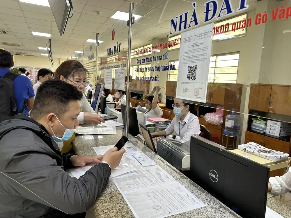 Người dân làm thủ tục hành chính liên quan đất đai tại UBND phường Gò Vấp, TPHCM. Ảnh: Thanh Hiền nha-dat.jpg