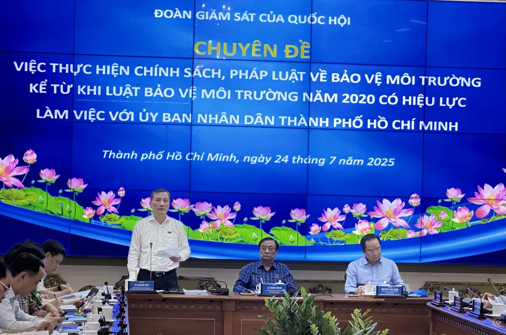 Đoàn giám sát của Quốc hội làm việc tại UBND TPHCM. Ảnh: THANH HIỀN giam- sat-h1.jpg