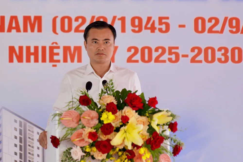 Phó Chủ tịch UBND TPHCM Bùi Xuân Cường phát biểu tại lễ khởi công. Ảnh: HOÀNG HÙNG hinh nha o xã hoi-h1.jpg