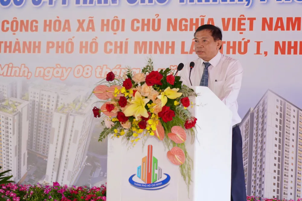 Ông Nguyễn Văn Trường, Phó Giám đốc Ban Quản lý Dự án Đầu tư Xây dựng các công trình dân dụng và Công nghiệp TPHCM phát biểu tại buổi lễ. Ảnh: HOÀNG HÙNG nha o xa hoi-h4.jpg