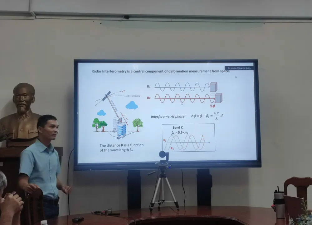 Chuyên gia trình bày nghiên cứu khoa học về sụt lún đất tại TPHCM. Ảnh: Thanh Hiền sut-lut-h2.jpg