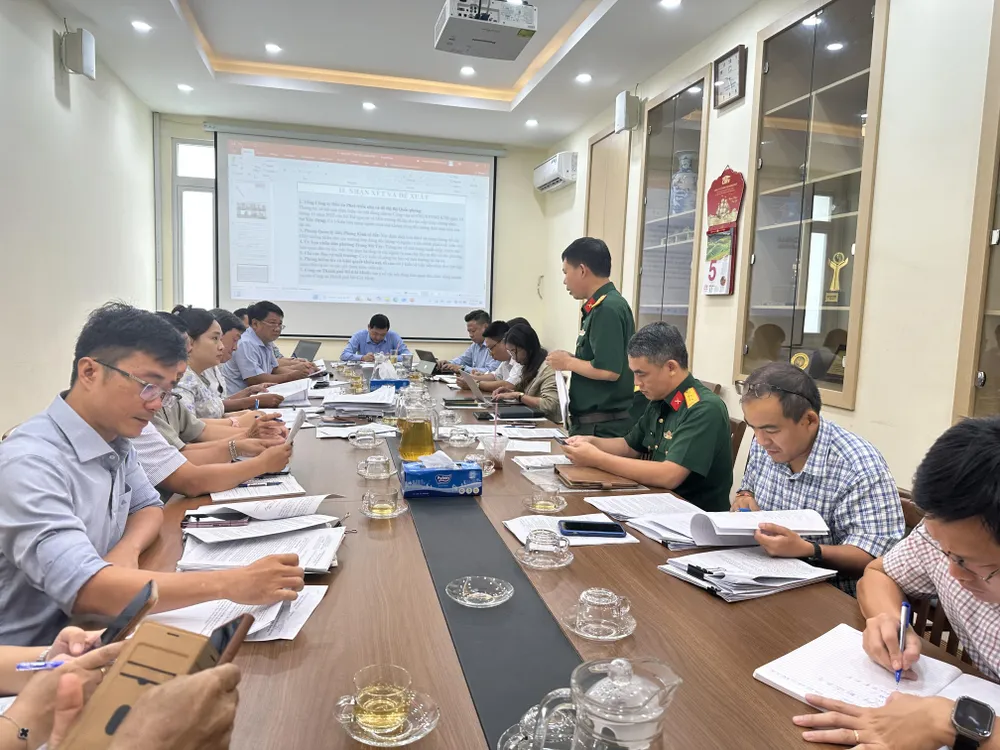 Buổi làm việc của Tổ công tác 5013 vào ngày 5-9. Ảnh: THANH HIỀN so hong 2.jpg