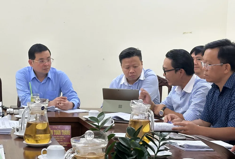 Giám đốc Sở Nông nghiệp và Môi trường TPHCM Nguyễn Toàn Thắng lắng nghe ý kiến của Chủ đầu tư dự án Cao ốc Xi Grand Court. Ảnh: THANH HIỀN to 5013. h1.jpg