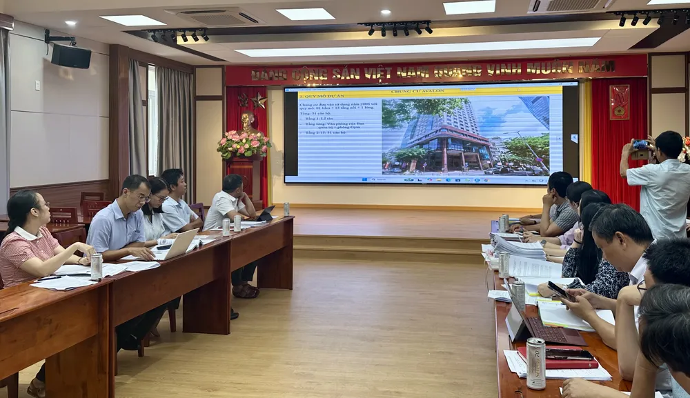 Tổ Công tác 1645 làm việc gỡ vướng cấp số hồng cho người mua căn hộ, nhà ở thương mại. Ảnh: THANH HIỀN so hong- h2.jpg