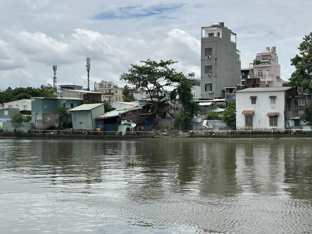 Triều cường lên cao tại TPHCM. Ảnh: THANH HIỀN trieu cuong.jpg
