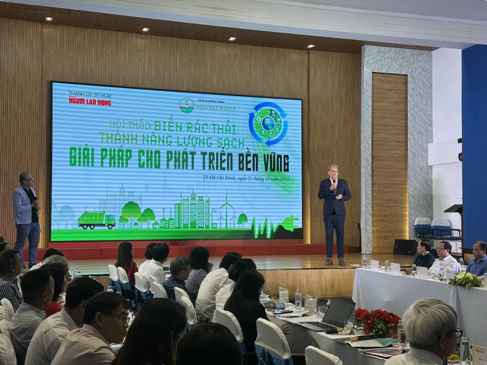Ông Sietse Agema, Giám đốc công nghệ Công ty Harvest Waste B.V - Hà Lan trình bày tham luận tại hội nghị. Ảnh: THANH HIỀN rac thai-h2.jpg