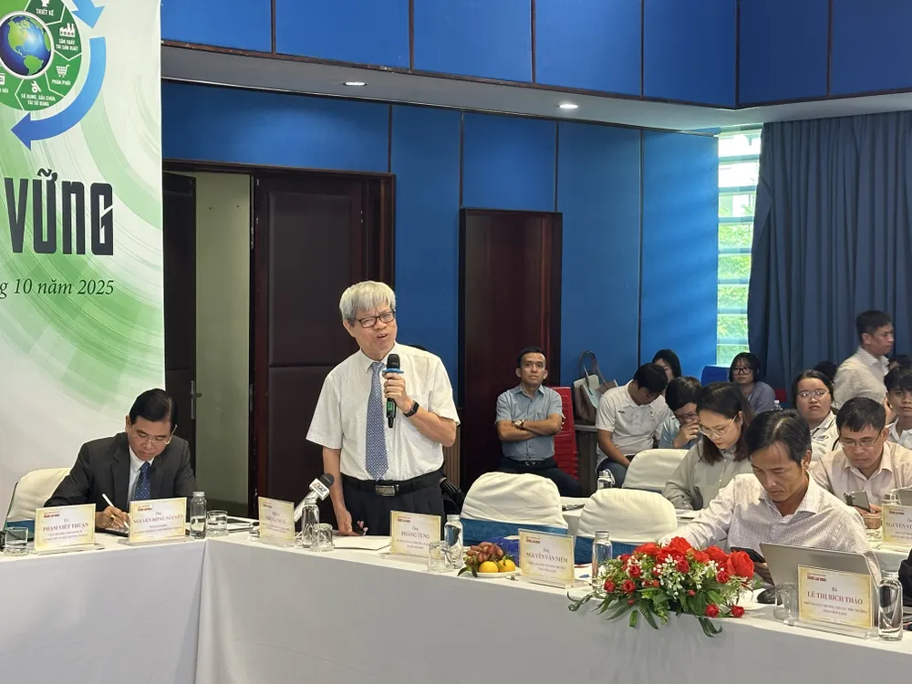 PGS-TS Phùng Chí Sỹ, Phó Chủ tịch Hội bảo vệ thiên nhiên và môi trường Việt Nam nêu ý kiến tại hội thảo. Ảnh: THANH HIỀN rac thải-h3.jpg