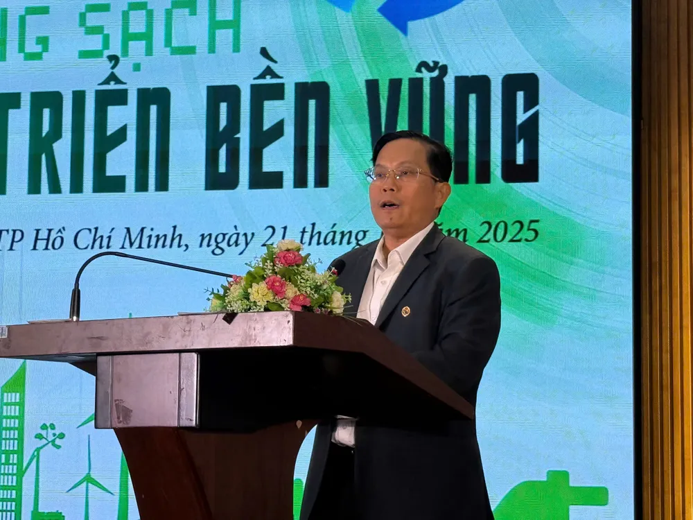 Nhà báo Tô Đình Tuân, Tổng Biên tập Báo Người lao động phát biểu tại hội thảo. Ảnh: THANH HIỀN rac thai-h4.jpg