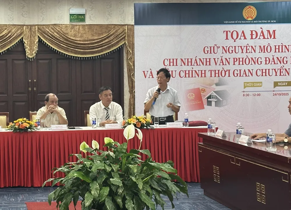 Quang cảnh buổi tọa đàm “Giữ nguyên mô hình chi nhánh văn phòng đăng ký đất đai và điều chỉnh thời gian chuyển giao về cấp xã”. Ảnh: THANH HIỀN toa dam dat dai-h2.jpg