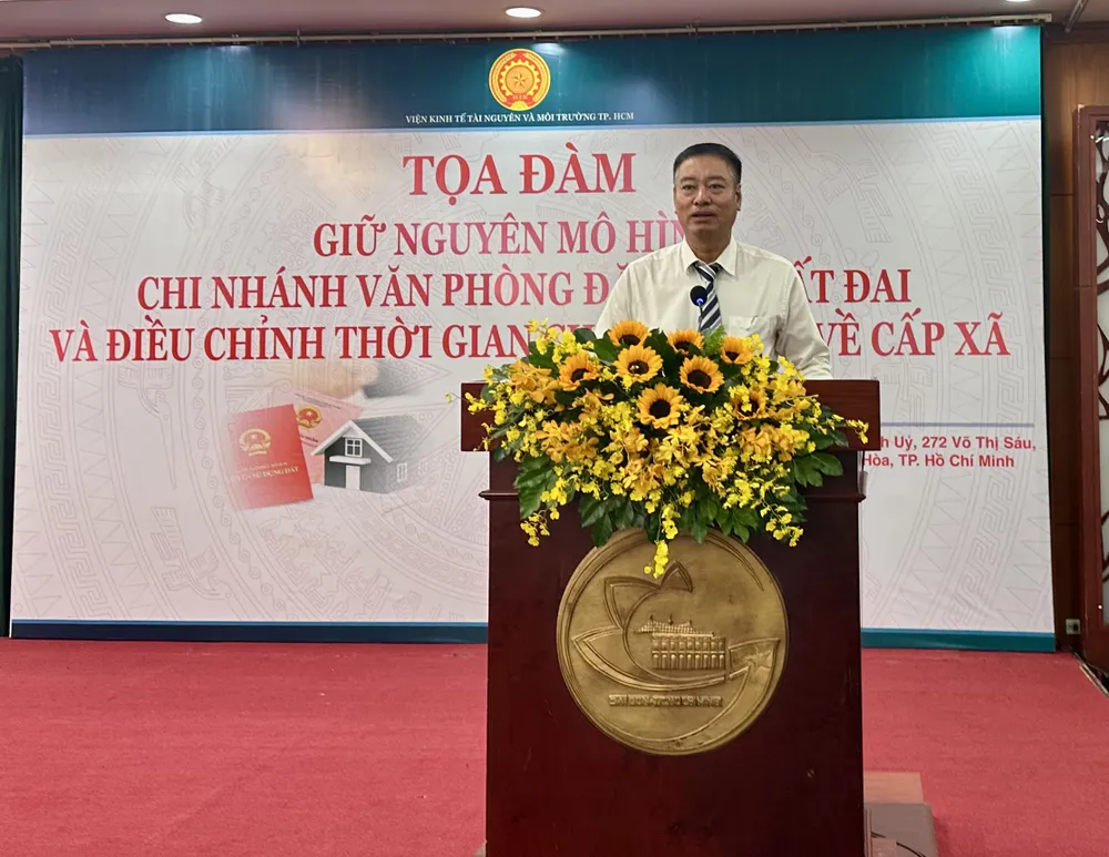 TS Phạm Viết Thuận, Viện Kinh tế tài nguyên và môi trường TPHCM phát biểu tại buổi tọa đàm. Ảnh: THANH HIỀN tọa đàm đất-h1 đai.jpg
